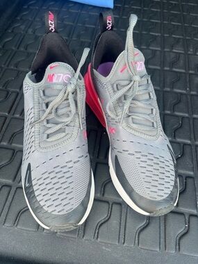 Nike Air Max 270 Girl’s Running Shoes Gray with Pink Accents Size 6Y
